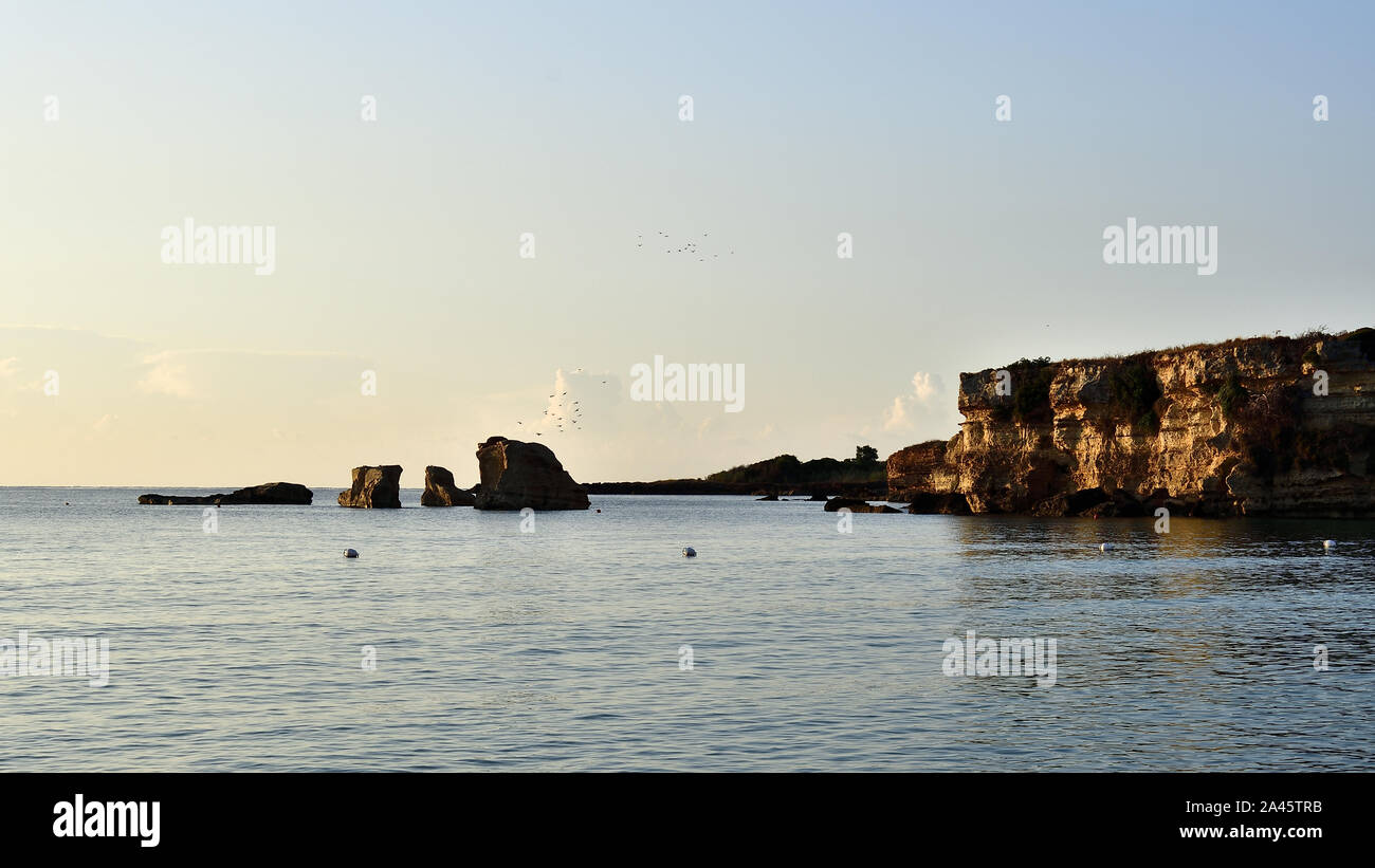 Photo de la mer à Fontane Bianche en début de matinée. Banque D'Images