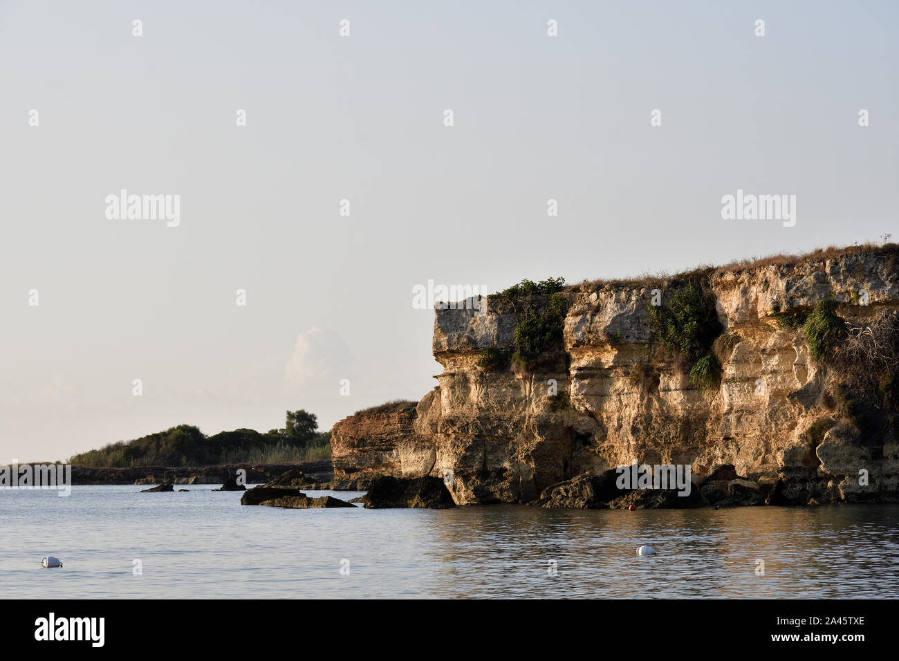 Photo de la mer à Fontane Bianche en début de matinée. Banque D'Images