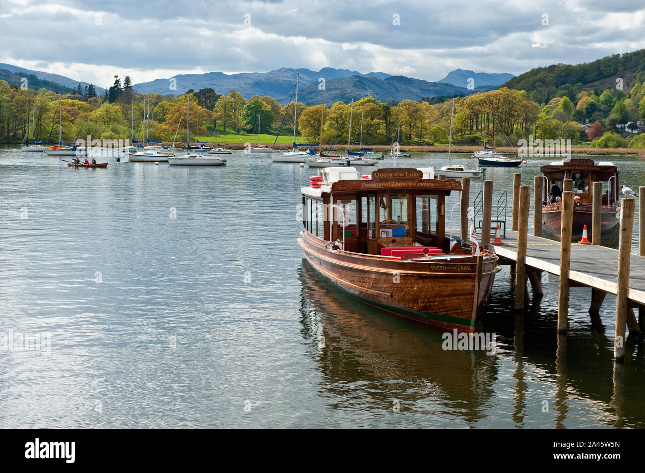 Petit bateau traditionnel en bois pour une croisière sur le lac Windemere. Sur l'Angleterre, Bowness Windemere Banque D'Images