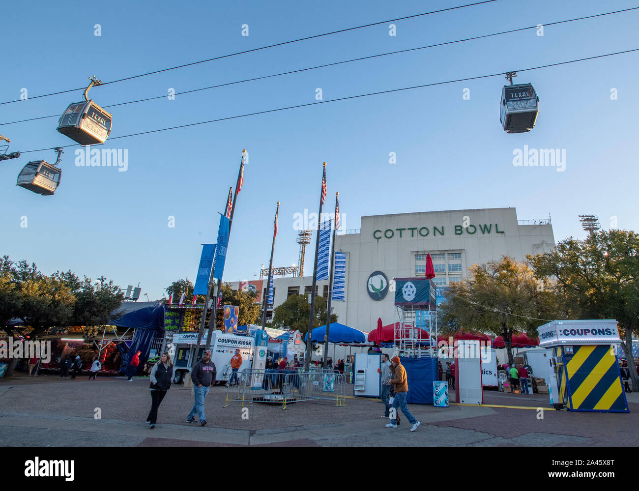 Oct 12, 2019 : Le Cotton Bowl Stadium se trouve à l'intérieur du parc d'exposition au cours de la rivalité de la rivière Rouge de la NCAA match entre l'Université de l'Oklahoma Sooners et l'Université de Texas longhorns au Cotton Bowl Stadium à Fair Park à Dallas, TX Albert Pena/CSM Banque D'Images