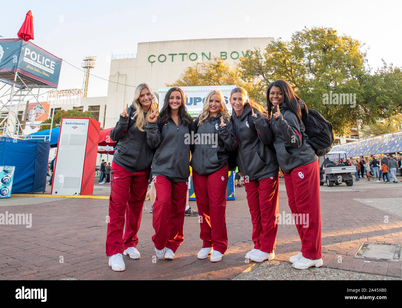 Oct 12, 2019 : l'Oklahoma Sooners cheerleaders arrivent à la rivière Rouge jeu NCAA rivalité entre l'Université de l'Oklahoma Sooners et l'Université de Texas longhorns au Cotton Bowl Stadium à Fair Park à Dallas, TX Albert Pena/CSM Banque D'Images