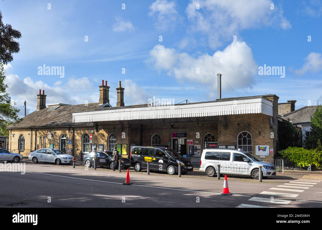 Des taxis à l'extérieur de la gare, Huntingdon, Cambridgeshire, Angleterre, RU Banque D'Images