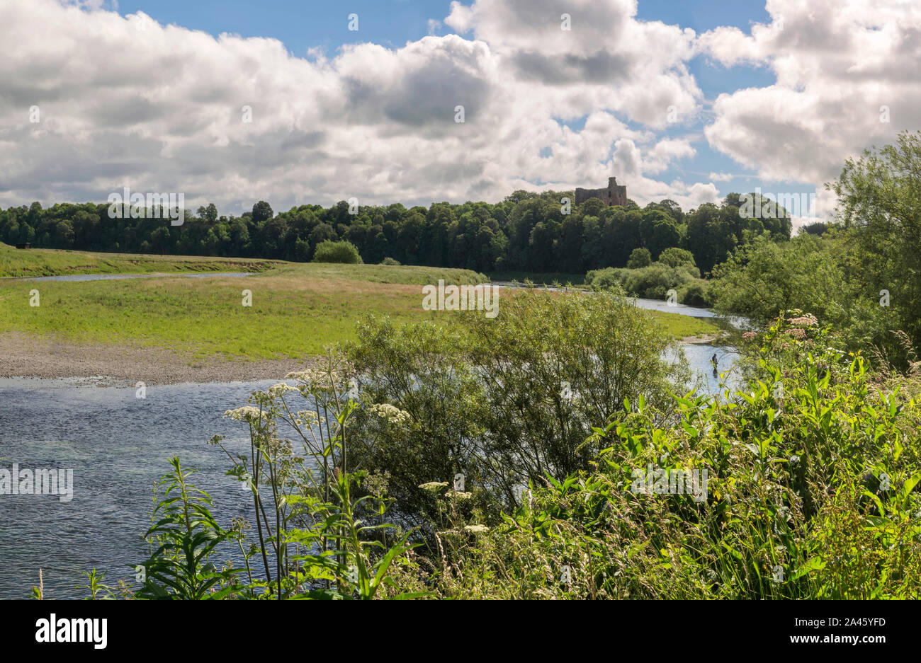 Norham Castle sur la rivière Tweed avec la vue peinte par JMW Turner Banque D'Images