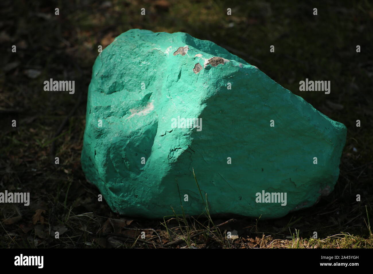 Tiré d'un conceptuel stone peint en turquoise. Banque D'Images