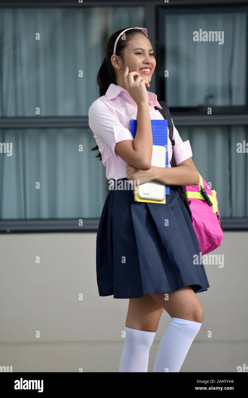 Poser jeune étudiant adolescent School Girl Wearing School Uniform Banque D'Images