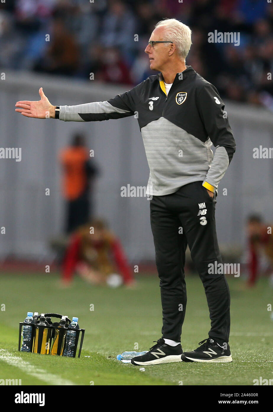 République d'Irlande l'entraîneur Mick McCarthy demande à ses joueurs durant l'UEFA Euro 2020 Groupe d match de qualification, à Boris Paichadze Stadium, Tbilissi. Banque D'Images