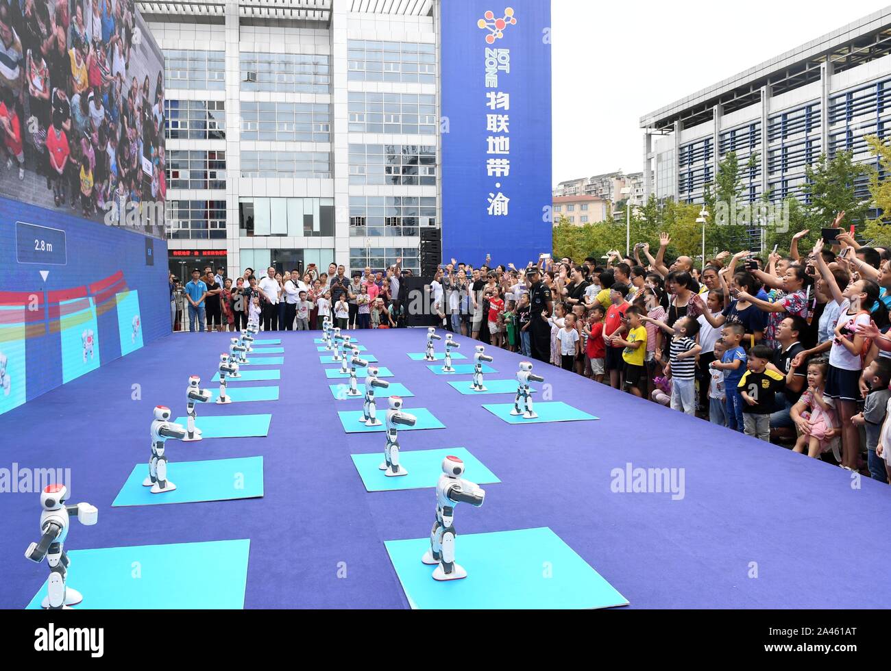Les gens regardent la danse des robots dans un parc à Chongqing, Chine, le 28 août 2019. Banque D'Images