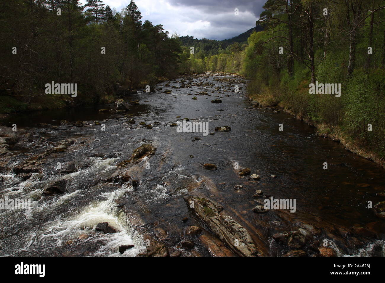 La rivière Affric dans Glen Affric (Highlands) sous un ciel menaçant Banque D'Images