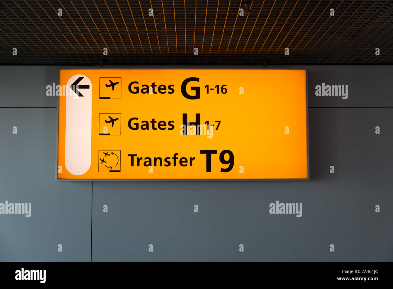 Un témoin lumineux jaune à l'aéroport avec la porte et le transfert 24 numéros pour vols au départ Banque D'Images