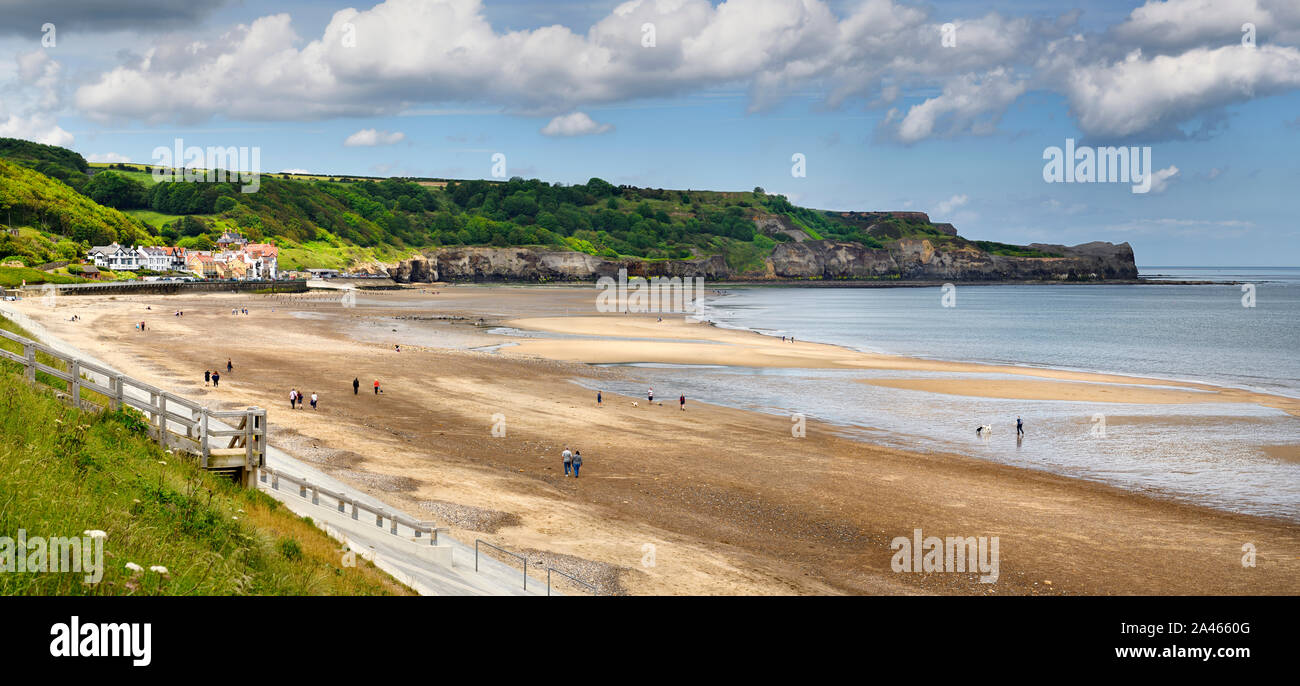 Panorama du village de pêcheurs et de chien Sandsend friendly Sandsend plage sur la mer du Nord North York Moors National Park en Angleterre Banque D'Images