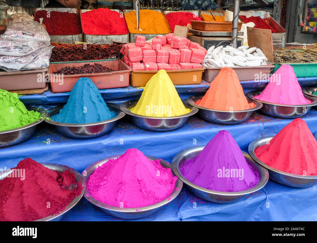 Au marché Devaraja, dans le centre de Mysore, monticules multicolores de cette vibrante spice est affichée à de nombreux stands. Banque D'Images
