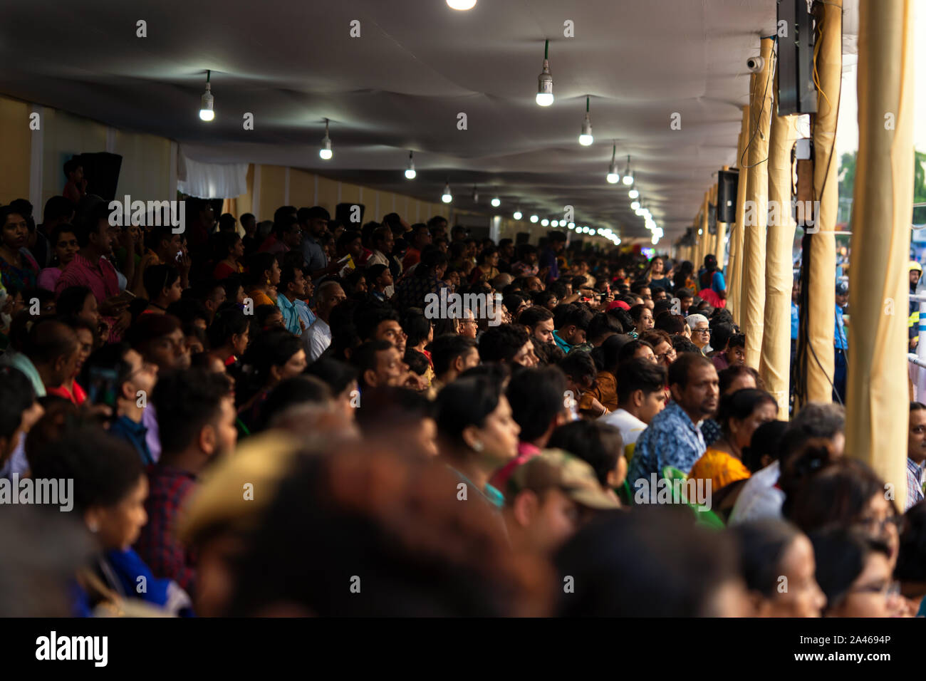 Les gens sont entassés ou recueillis pour atteindre puja carnival à l'événement red road kolkata.. Banque D'Images