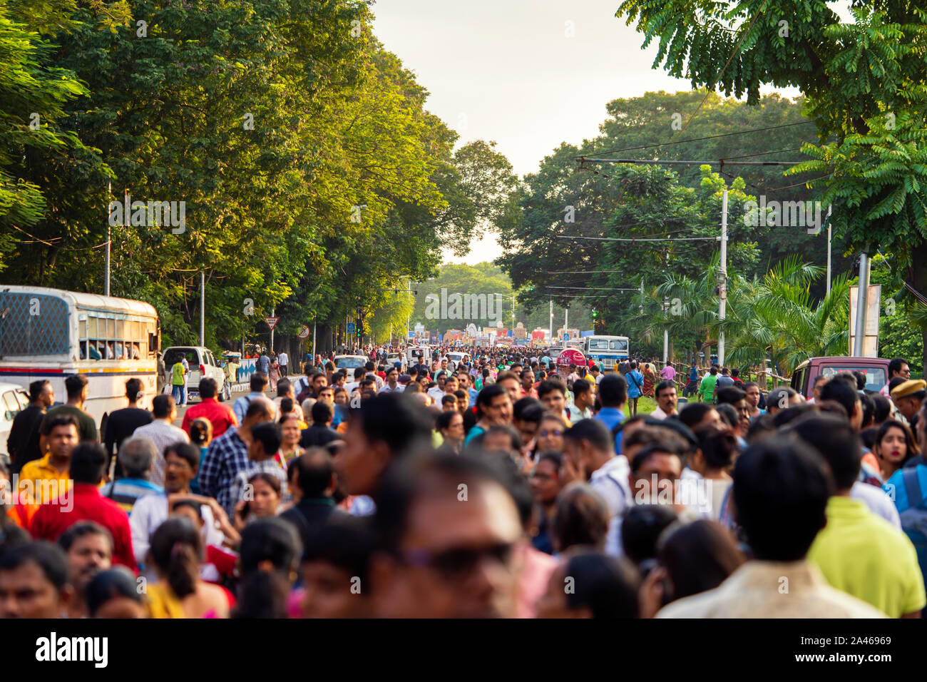 Trop de monde road pour Puja Carnival à Red Road, à Kolkata. Beaucoup de gens sont réunis pour ce 11e carnaval puja octobre événement. Banque D'Images