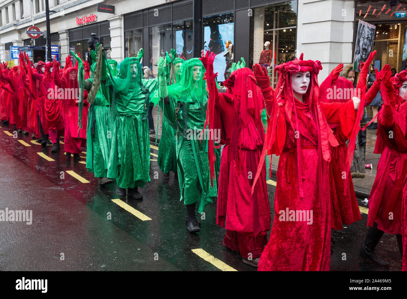 Londres, Royaume-Uni. 12 octobre, 2019. Les Brigades rouges et verts laisse des milliers d'autres activistes du climat de rébellion d'extinction sur la XR marche funèbre de Marble Arch à Russell Square, le sixième jour de manifestations internationales d'exiger une rébellion Déclaration gouvernementale d'un climat et d'urgence écologique, un engagement à enrayer la perte de biodiversité et la consommation énergétique nette zéro émissions de carbone en 2025 et pour le gouvernement de créer et d'être entraîné par les décisions d'une assemblée de citoyens sur le climat et la justice écologique. Credit : Mark Kerrison/Alamy Live News Banque D'Images