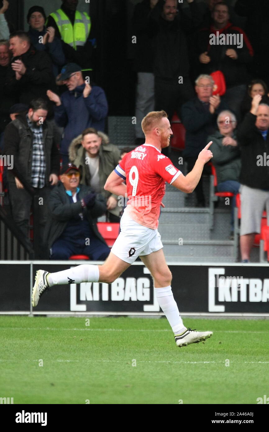 SALFORD, Angleterre 12 octobre Adam Rooney de Salford City fête son but pendant le match de Ligue 2 pari du ciel entre Salford City et Cambridge United à Moor Lane, Salford le samedi 12 octobre 2019. (Crédit : Simon Newbury | MI News) Editorial Utilisez uniquement Crédit : MI News & Sport /Alamy Live News Banque D'Images