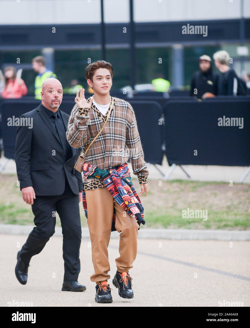 Hong Kong rappeur, chanteur et modèle Lucas Wong Yuk-hei, ou Lucas Wong, droite, assiste à l'émission de 2020 Burberry London Fashion Week été Spécial Printemps en lo Banque D'Images