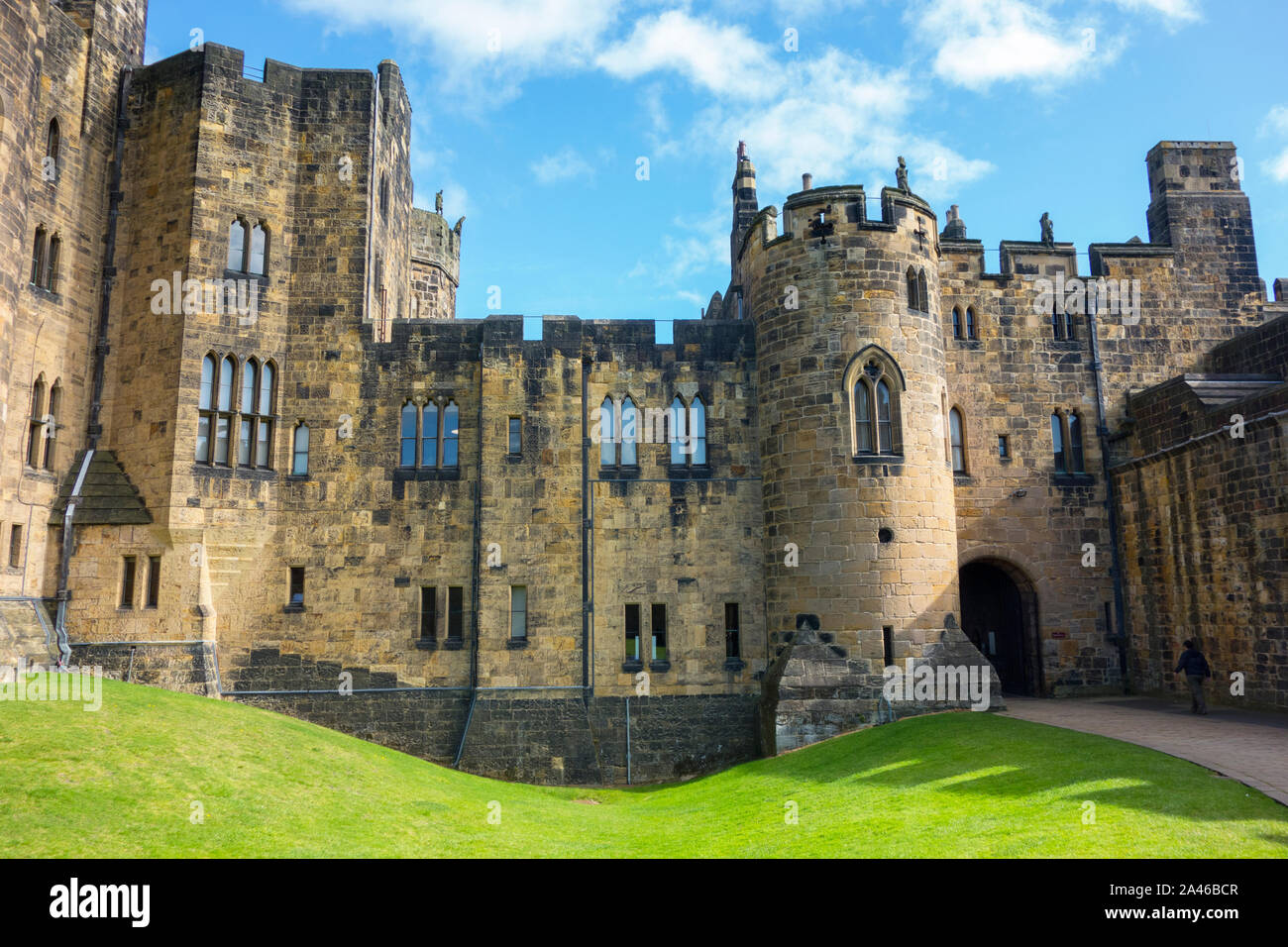 En regardant vers l'entrée de l'Arche du Lion Château d'Alnwick Northumberland Royaume-uni Banque D'Images