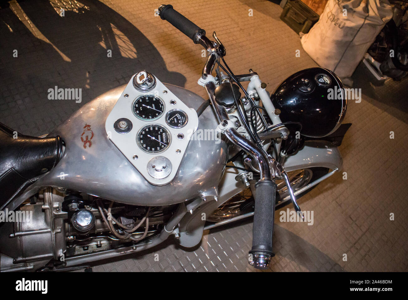 Marseille (France) Musée de la moto - musée moto : Prototype MGC (Français)  avec un moteur d'avion Photo Stock - Alamy