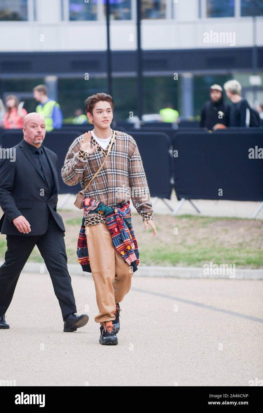 Hong Kong rappeur, chanteur et modèle Lucas Wong Yuk-hei, ou Lucas Wong, droite, assiste à l'émission de 2020 Burberry London Fashion Week été Spécial Printemps en lo Banque D'Images