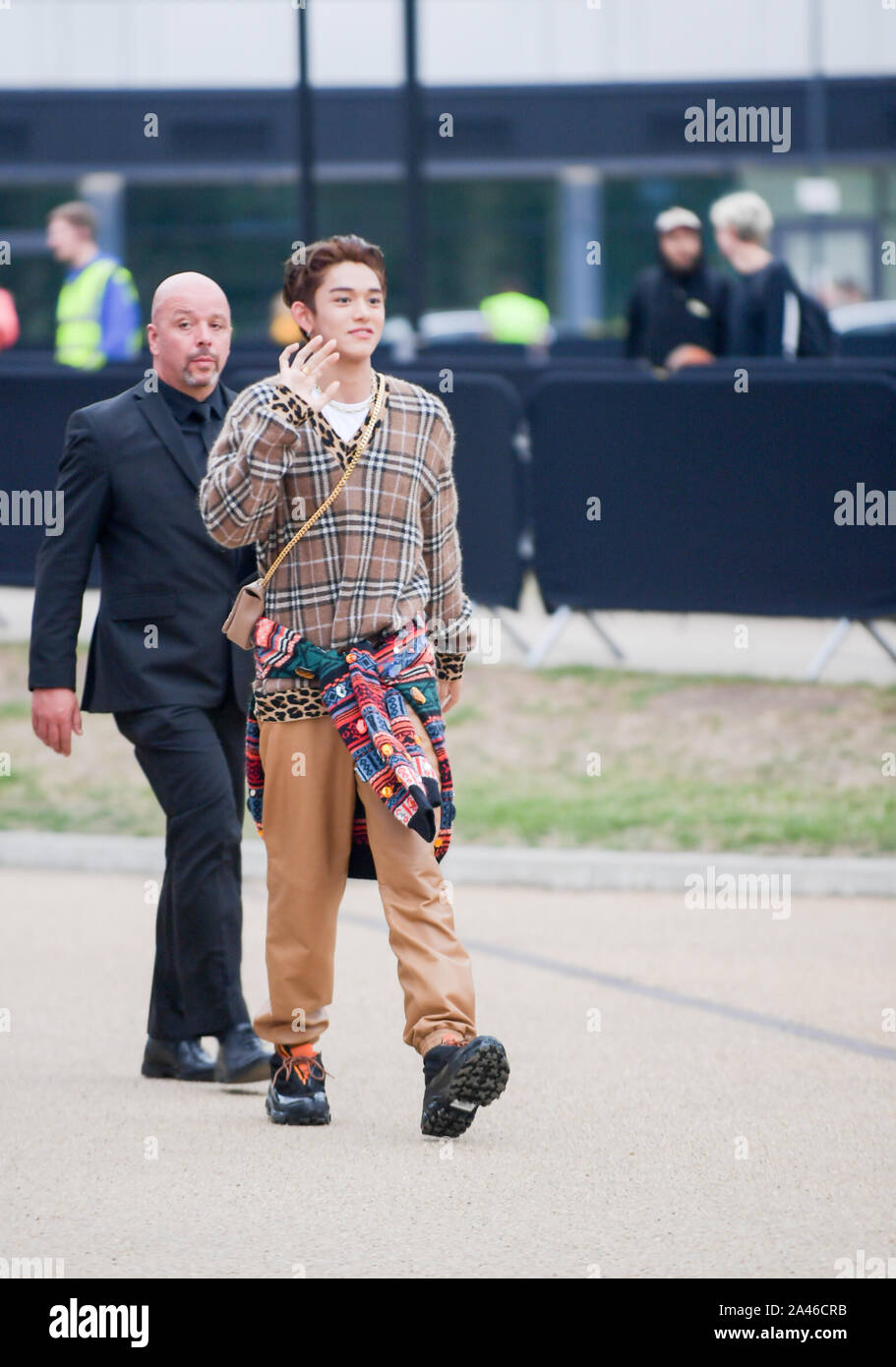 Hong Kong rappeur, chanteur et modèle Lucas Wong Yuk-hei, ou Lucas Wong, droite, assiste à l'émission de 2020 Burberry London Fashion Week été Spécial Printemps en lo Banque D'Images