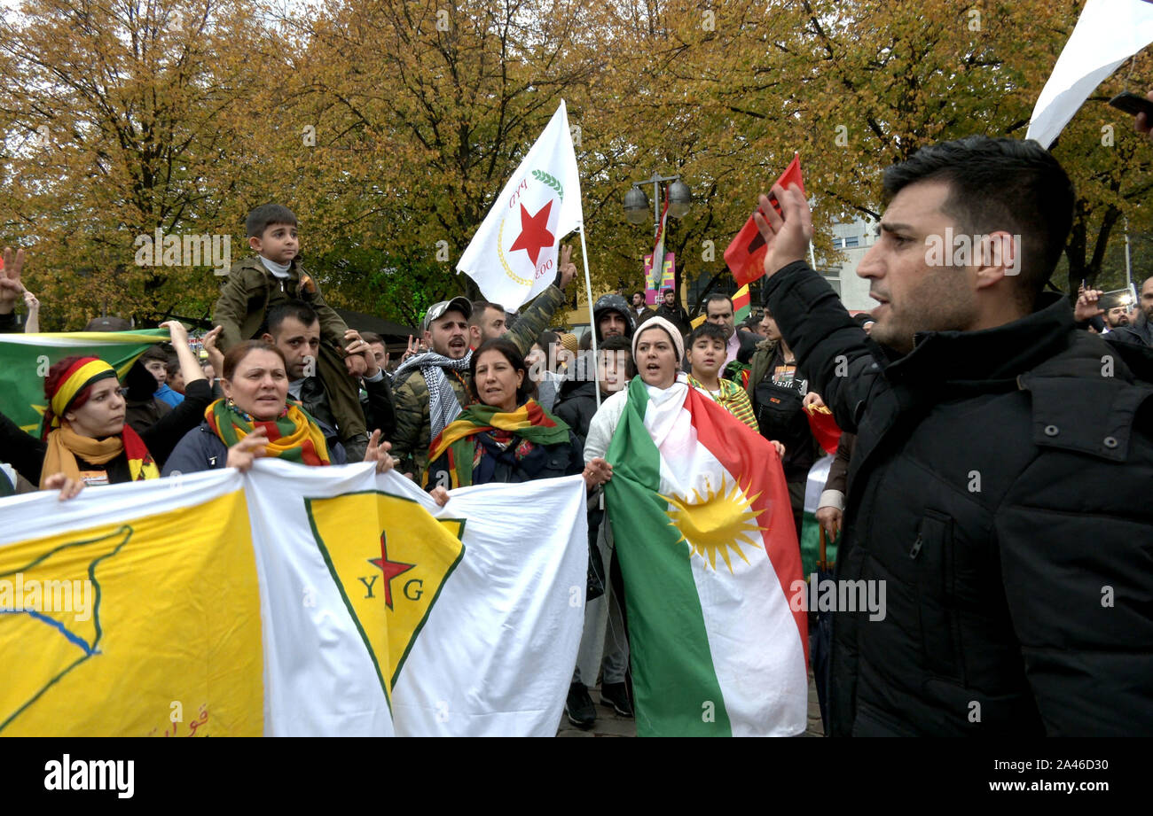 Hanovre, Allemagne. 12 octobre, 2019. Avec des affiches et des drapeaux, les gens à Hanovre manifestent contre l'attaque de l'armée turque sur le Nord de la Syrie. Crédit : Peter Steffen/dpa/Alamy Live News Banque D'Images