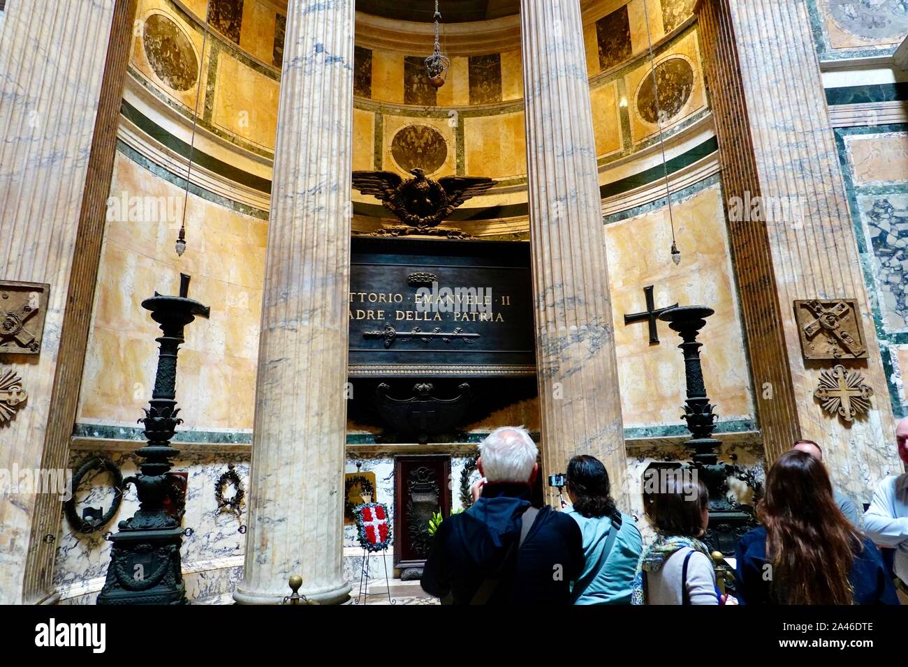 Les gens, les touristes, à la tombe de Vittorio Emanuele II (Victor Emanuel II), le premier roi d'une Italie unie depuis le 6ème siècle, le Panthéon, Rome. Banque D'Images