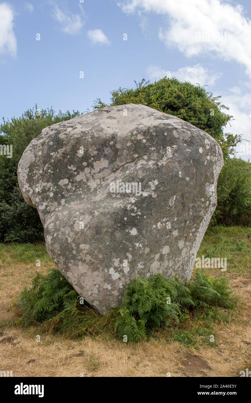 Alignement de menhirs de Kerzerho - monument mégalithique et une attraction touristique en Bretagne, France Banque D'Images