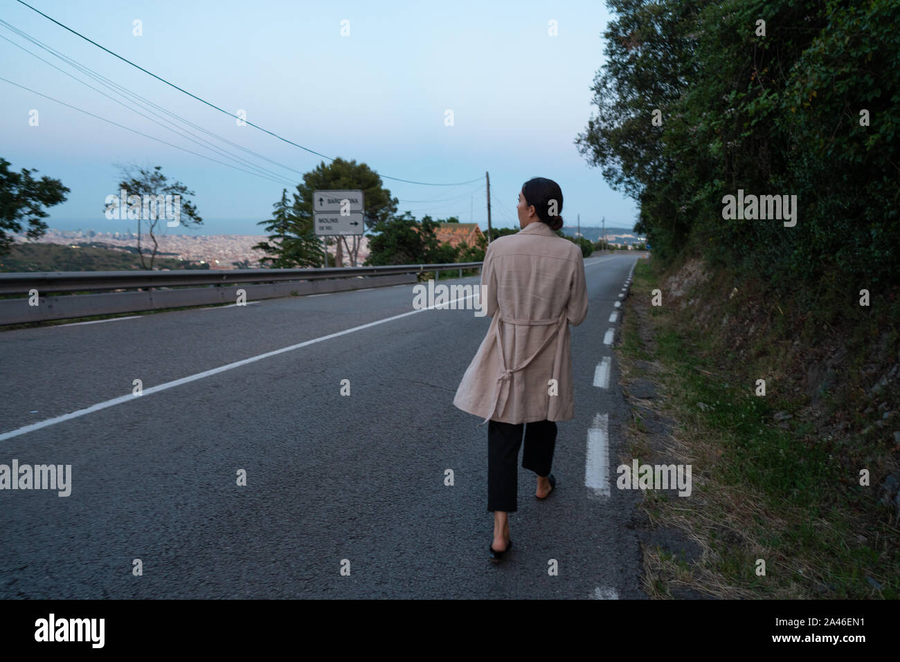 Femme marche sur la montagne depuis le Tibidabo sur Carrer de les Alberes Banque D'Images