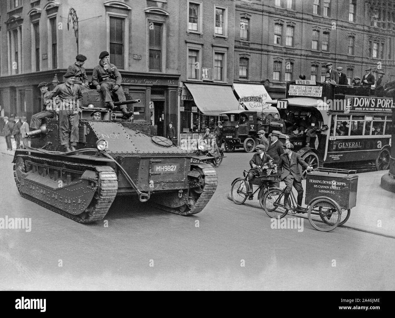 10 mai 1926. Londres, Angleterre. Des troupes dans des véhicules blindés dans les rues de Londres dans une tentative de garder le contrôle et maintenir les services de base, au cours de la grève générale au Royaume-Uni, qui a duré du 3 au 12 mai 1926. Banque D'Images