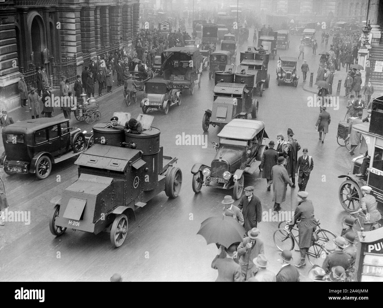 12 mai 1926. Londres, Angleterre. Des troupes dans des véhicules blindés dans les rues de Londres dans une tentative de garder le contrôle et maintenir les services de base, au cours de la grève générale au Royaume-Uni, qui a duré du 3 au 12 mai 1926. Banque D'Images