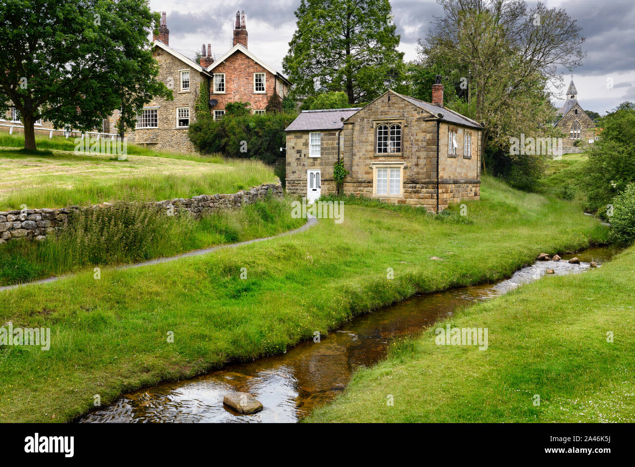 Hutton Beck passant par Hutton-le-Hole village avec maisons en pierre sur la place du village North York Moors National Park en Angleterre Banque D'Images
