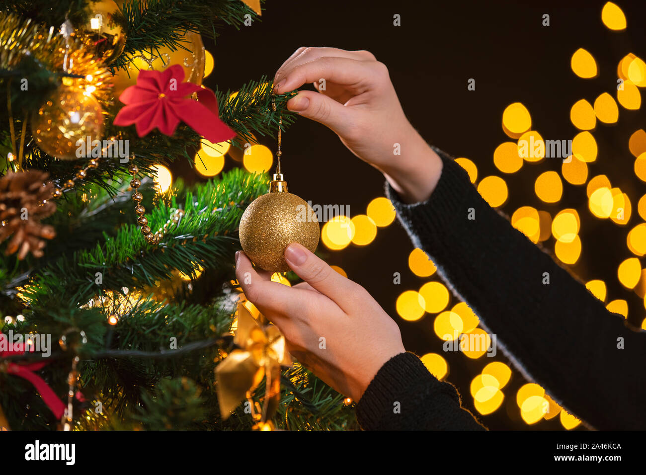 Girl décore un arbre de Noël. Libre de droit des femmes la décoration de sapin de Noël. Banque D'Images