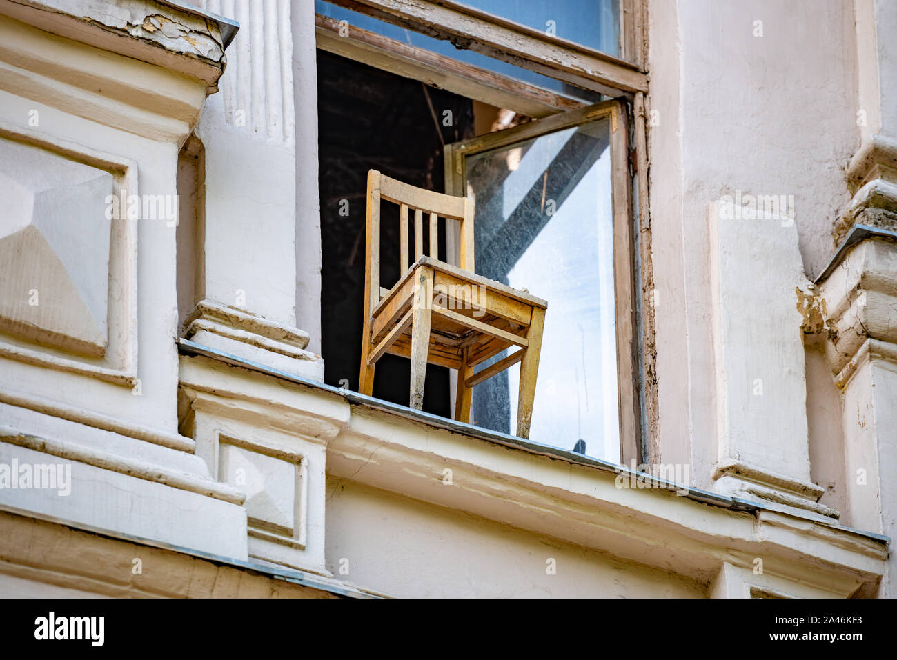 Ancienne chaise en bois dans la fenêtre de chambre à Vyborg. Voyager en Russie. Banque D'Images