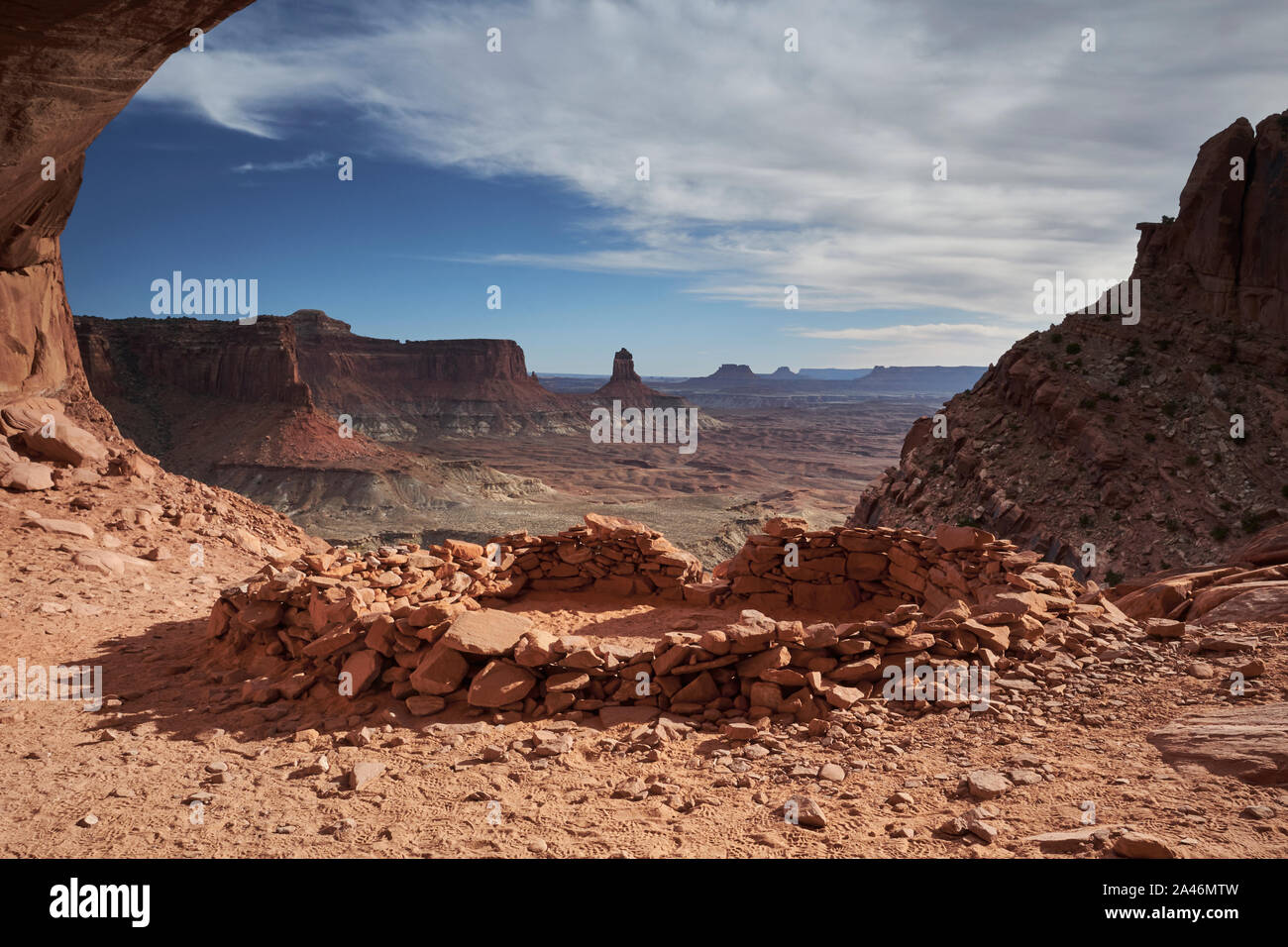 Vue de la tour de chandelier False Kiva dans l'île dans le ciel de l'unité de Canyonlands National Park, Utah, USA Banque D'Images