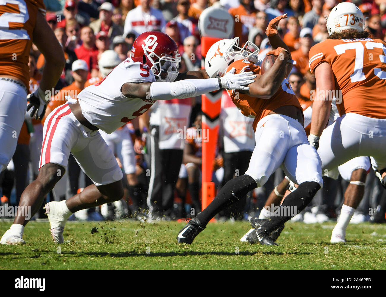 Oct 12, 2019 : Texas longhorns wide receiver Devin Duvernay # 6 est tiré en arrière par Oklahoma Sooners linebacker Kenneth Murray # 9 tel qu'il porte le ballon au deuxième trimestre au cours de la rivalité de la rivière Rouge de la NCAA match entre l'Université de l'Oklahoma Sooners et l'Université de Texas longhorns au Cotton Bowl Stadium à Fair Park à Dallas, TX Albert Pena/CSM Banque D'Images