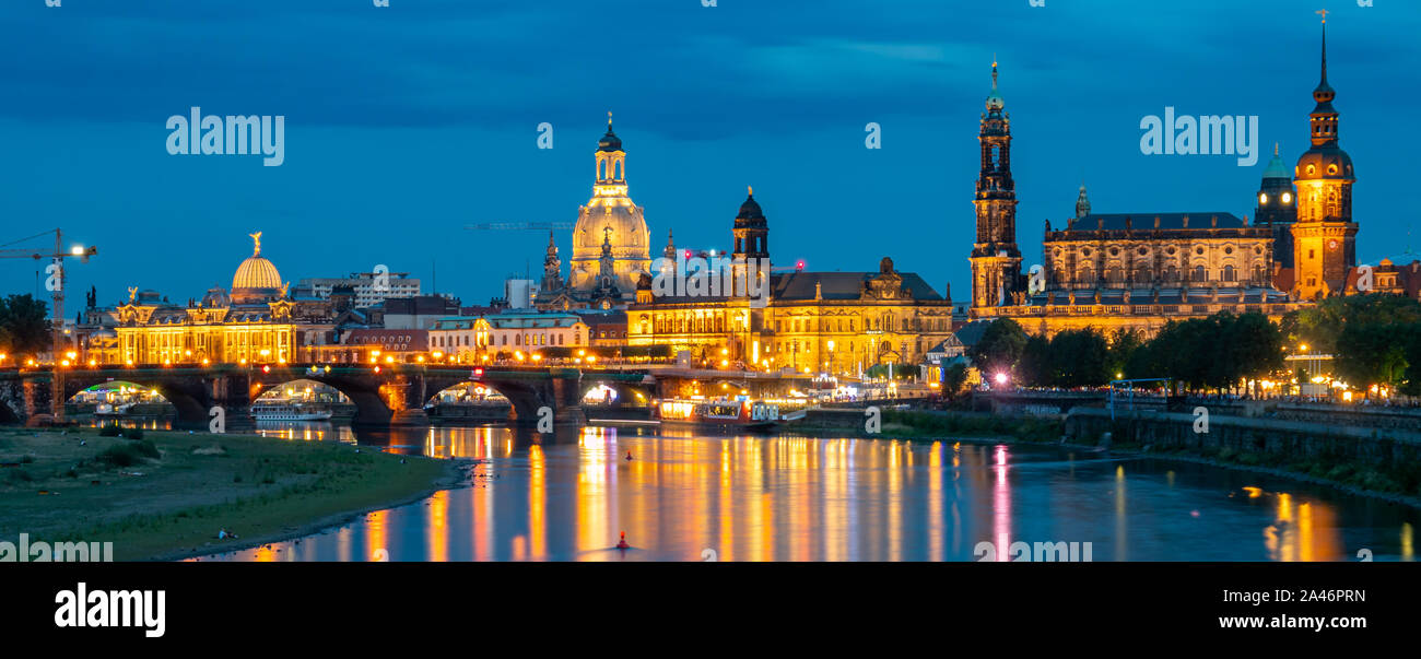 Panorama de la ville de Dresde dans la nuit Banque D'Images