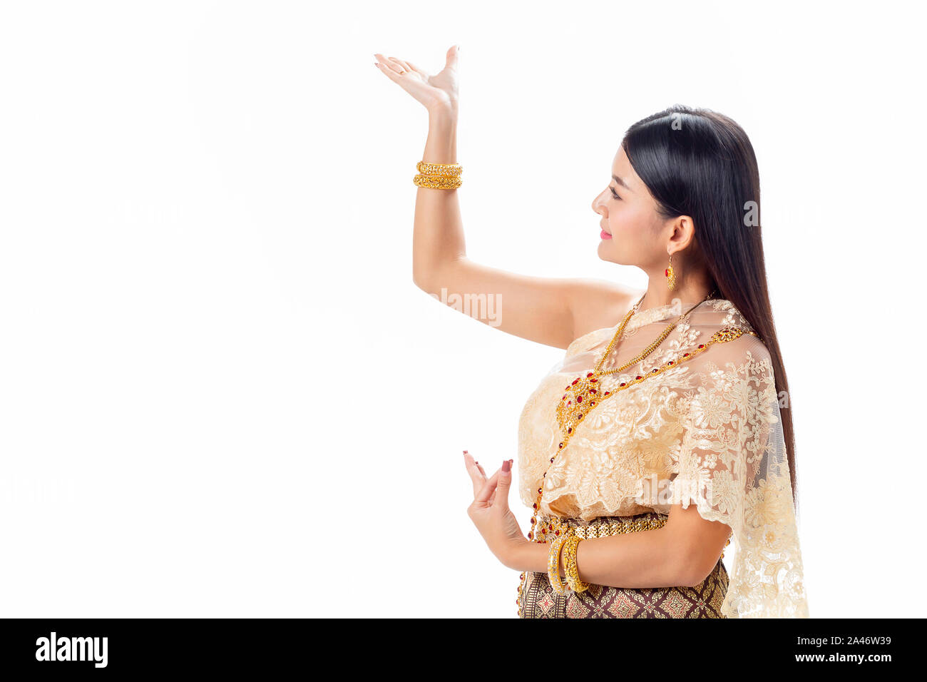 Belle femme danse thaïlandaise dans les costumes traditionnels de la Thaïlande. Isotate sur fond blanc. Banque D'Images