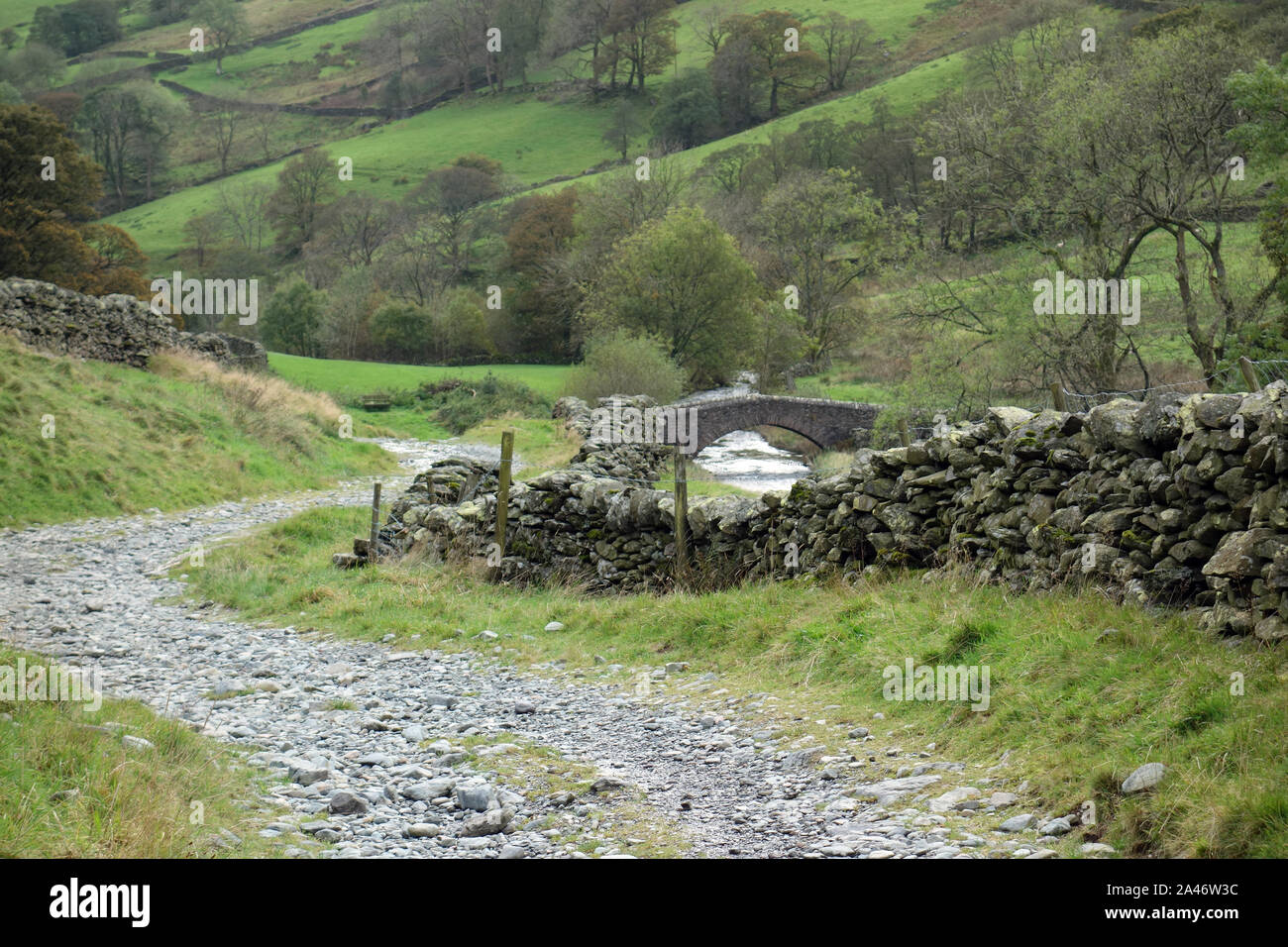 Le pont de pierre sur la rivière en Longsleddale Sadgill au sprint au début de l'Gatescarth Pass, Parc National de Lake District, Cumbria. L'Angleterre. Banque D'Images