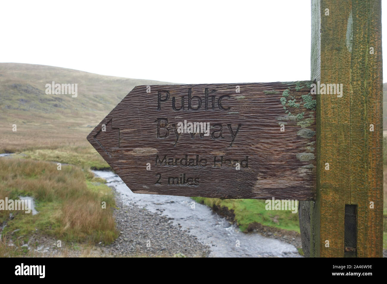 Panneau de bois humide pour le Gatescarth Mardale tête sur la voie de passage dans la vallée de l'Longsleddale, Parc National de Lake District, Cumbria. Angleterre, Royaume-Uni. Banque D'Images