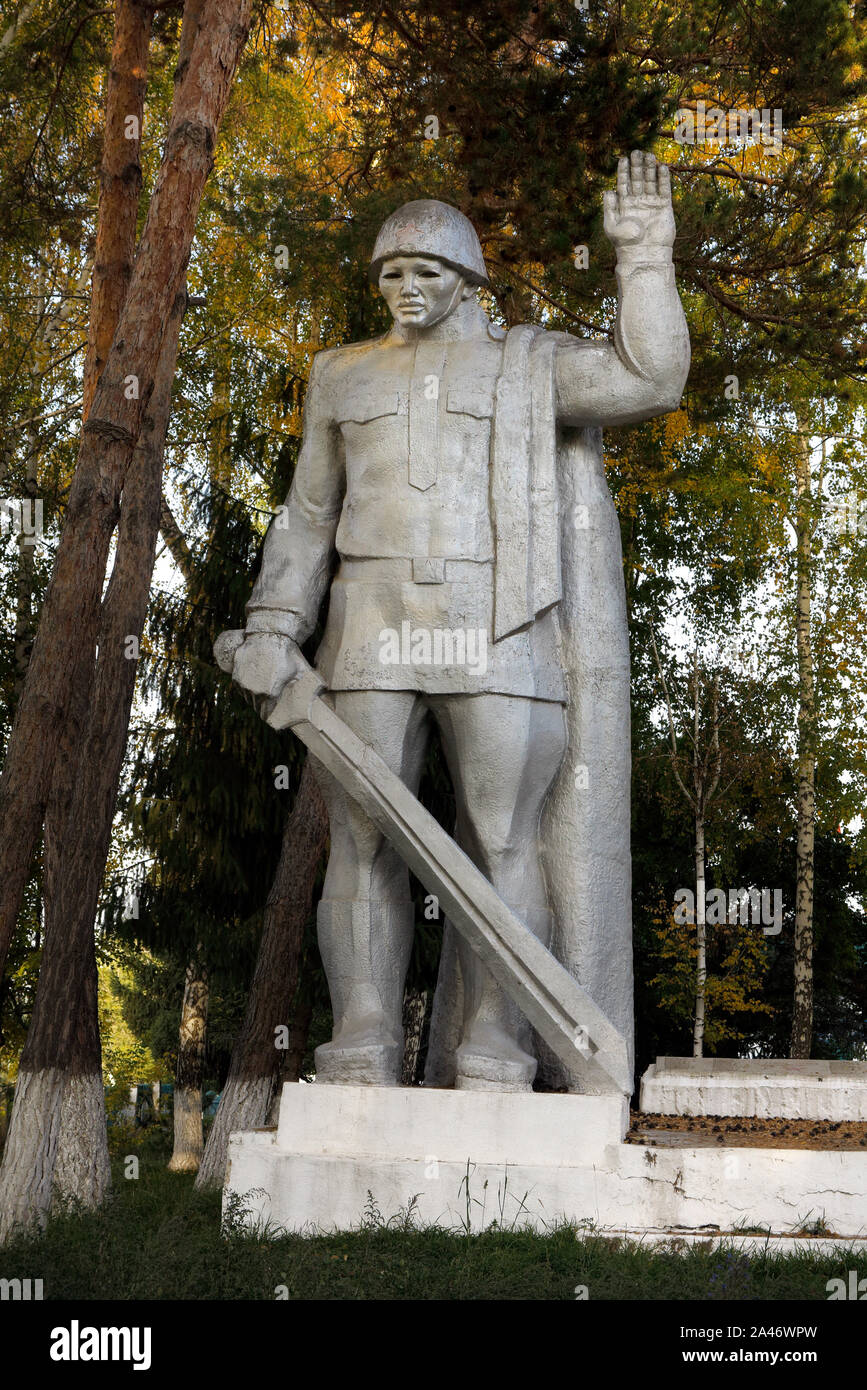 Monument du soldat soviétique à Jety Oguz vilage, au Kirghizistan. Banque D'Images