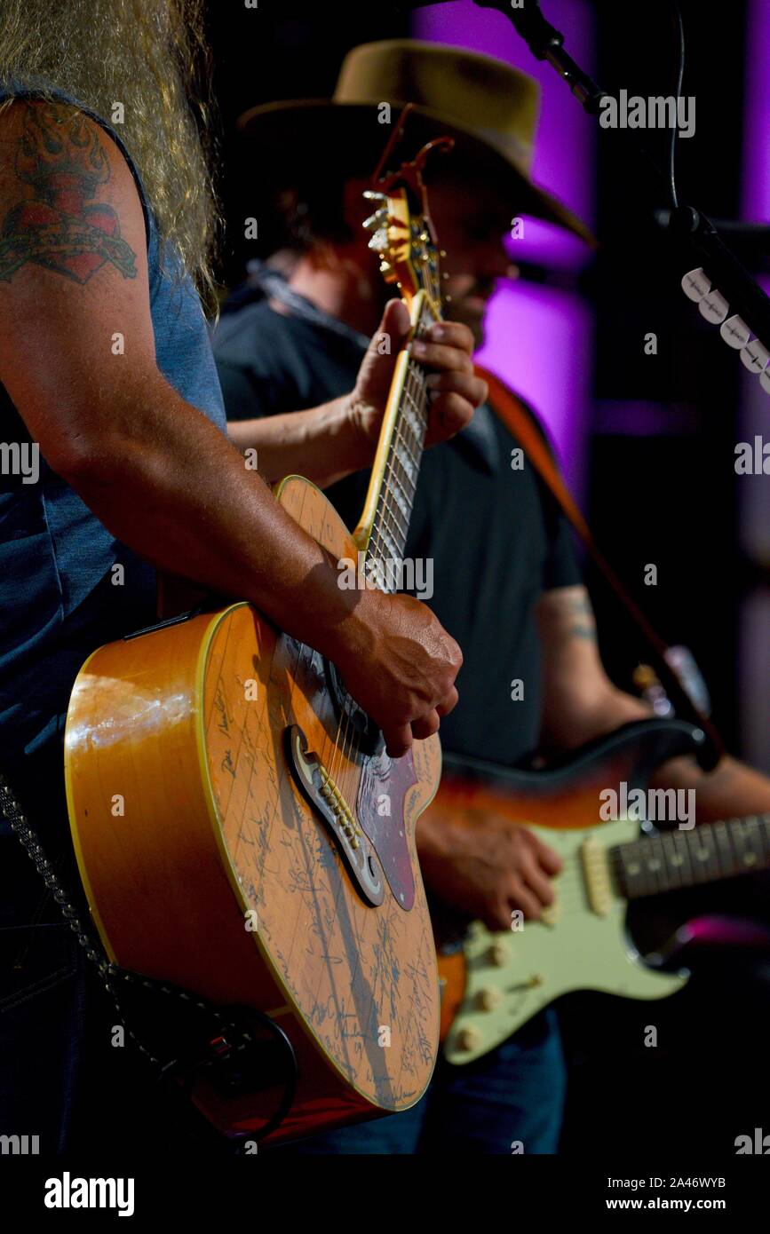 Jamey Johnson, un célèbre et talentueux chanteur et auteur-compositeur américain de Nashville, TN, effectuant à l'aide aux agriculteurs, à East Troy, Wisconsin, États-Unis Banque D'Images
