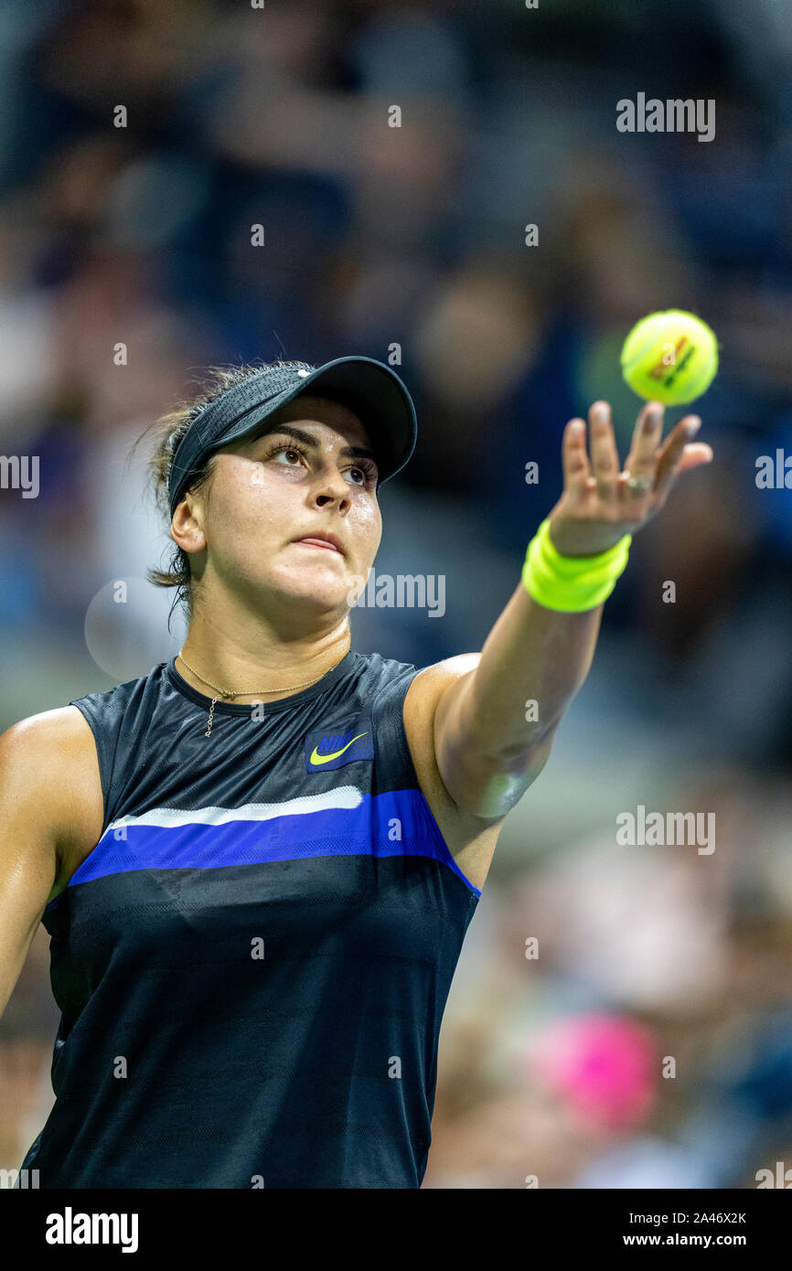 Bianca Andreescu du Canada en compétition dans la demi-finale des Femmes 2019 de l'US Open Tennis Championships. Banque D'Images