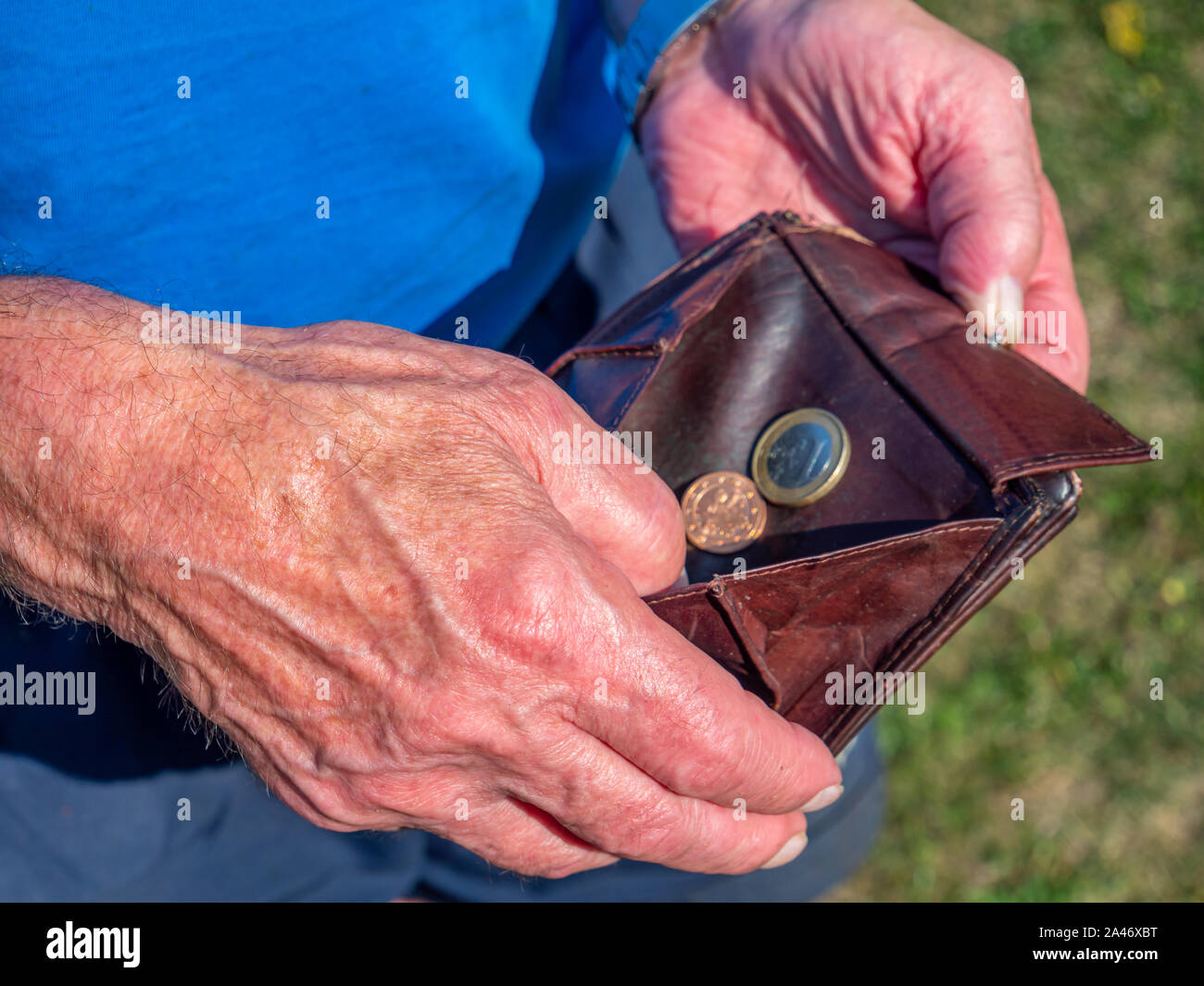 Vieil homme compte son peu d'argent Banque D'Images