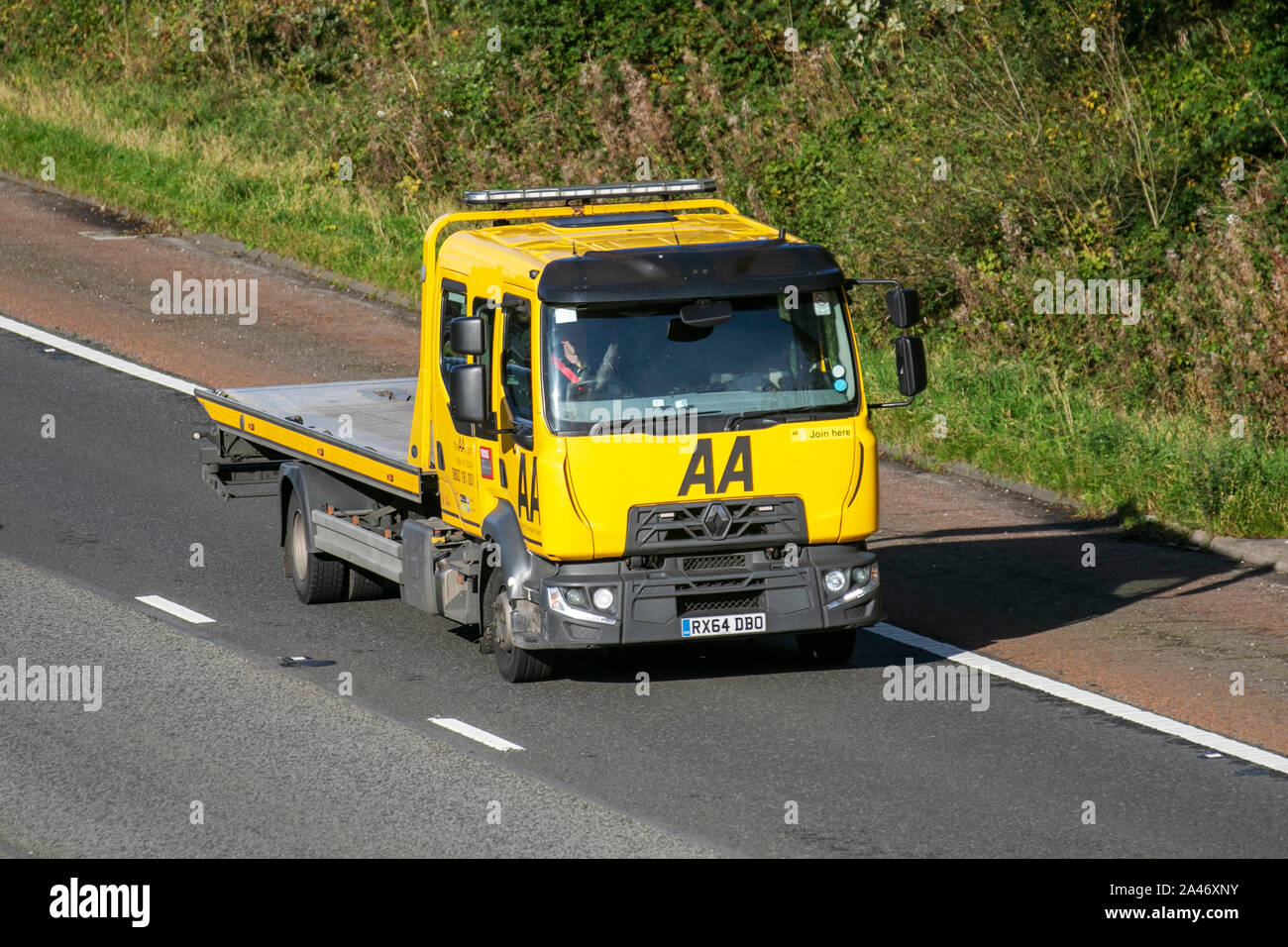 2014 Renault Trucks D AA Van camion de récupération. Vue latérale du camion de récupération ventilation sauvetage transporteur chariot roulant le long de l'autoroute M6, Lancaster, Royaume-Uni ; le trafic de véhicules, transports, moderne, vers le nord sur l'autoroute 3. Banque D'Images