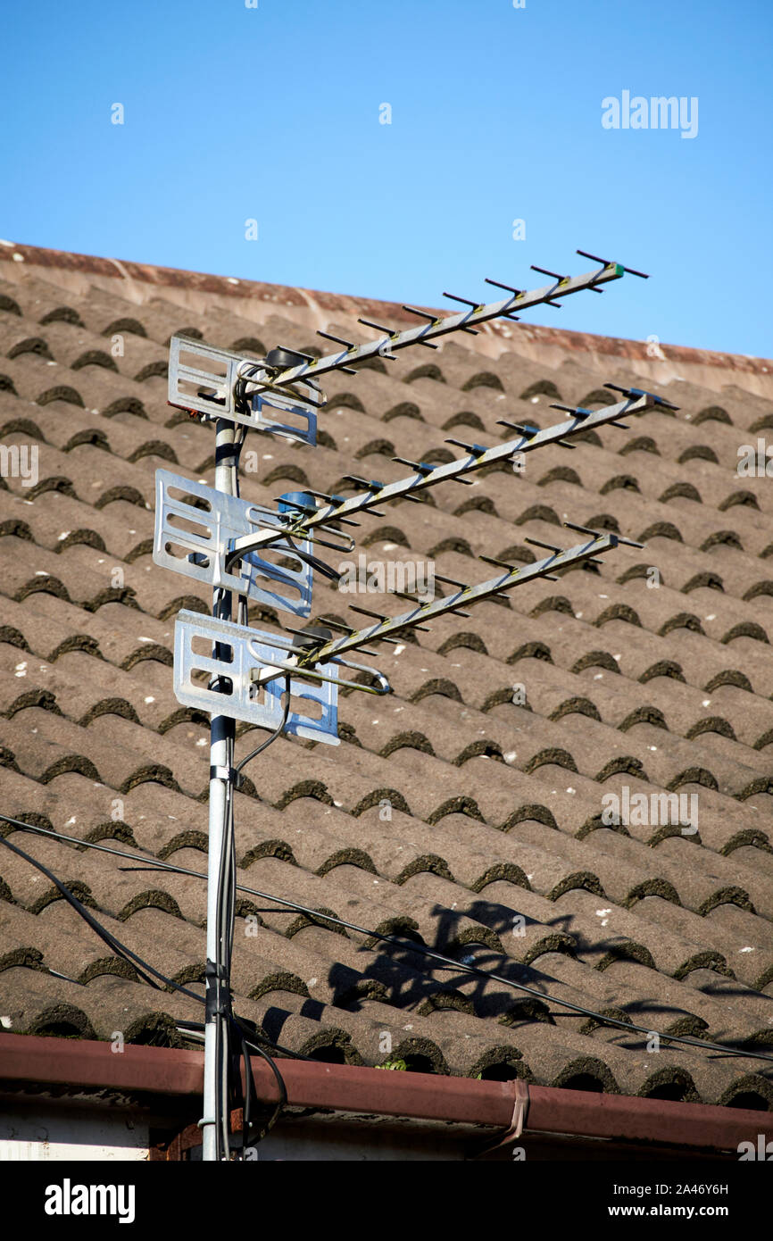 Trois antennes de télévision sur un poteau à l'extérieur d'une maison à Liverpool Angleterre UK Banque D'Images