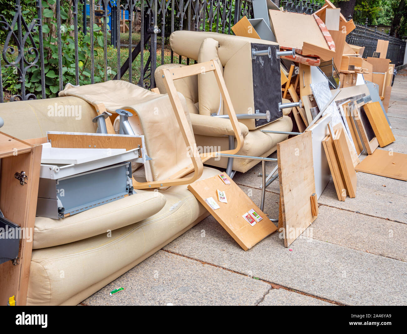 Élimination des déchets Collecte des déchets encombrants sur le bord de la route Banque D'Images