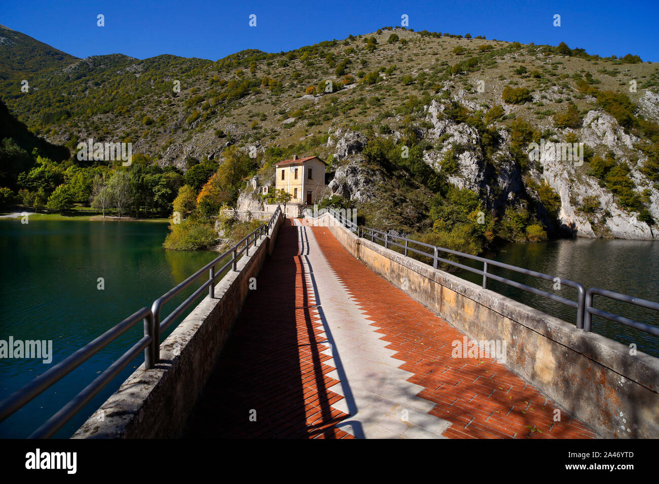 Eremo di San Domenico sur le lac San Domenico près de Arpino, Abruzzo, Italie. Le pont est le Ponte Don Serafino Rossi. Banque D'Images