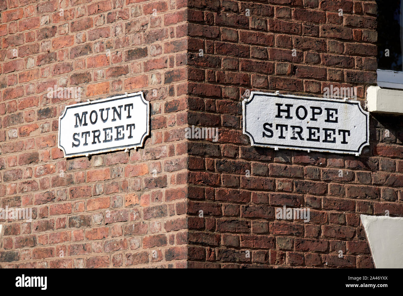 Coin de mount Street et Hope street nom de rue plaque constructeur en brique rouge géorgien de Liverpool Angleterre UK Banque D'Images