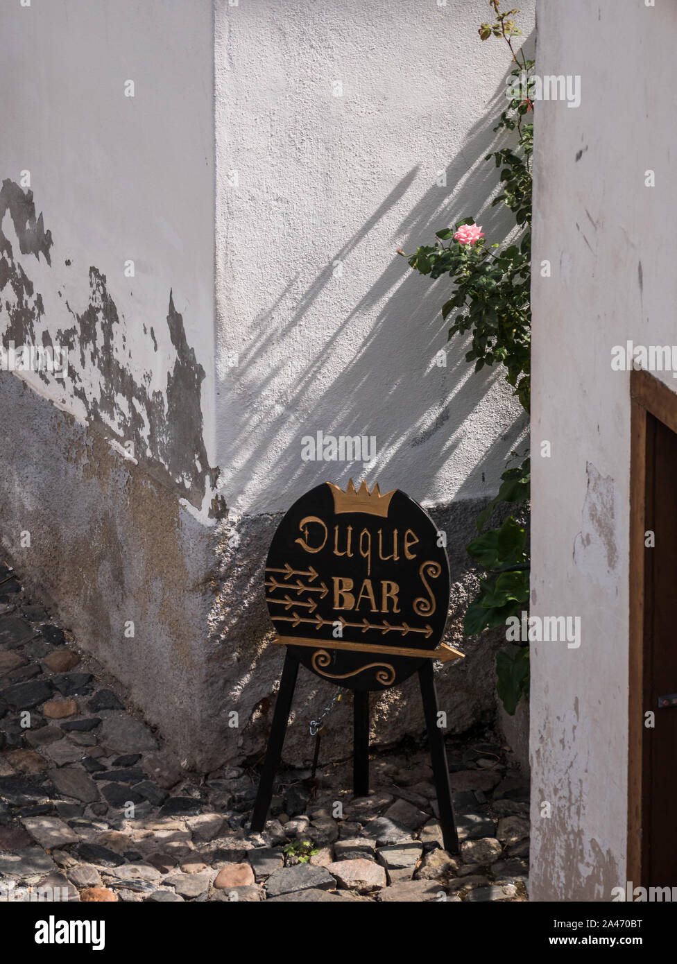 Etail vue sur la vieille ville, près du château, un signe d'orientation d'un bar à proximité, dans la région de Bragança, Portugal Banque D'Images