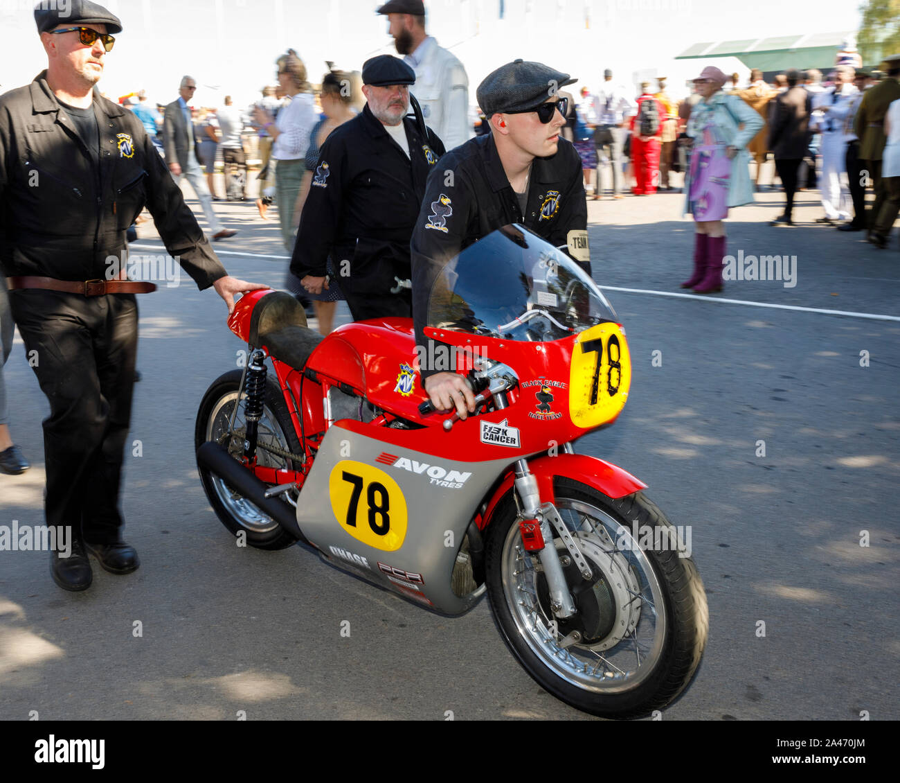 1966 MV Agusta 500/3 à roues est par l'enclos pour le Barry Sheene Memorial Trophy course à la 2019 Goodwood Revival, Sussex, UK. Banque D'Images